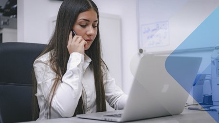 Imagen de archivo de una mujer haciendo una llamada telefónica que representa a alguien que trabaja para una empresa de cazatalentos en América Latina.