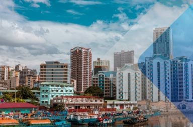 Edificios ribereños de Manila para ilustrar un artículo sobre la contratación en Filipinas.