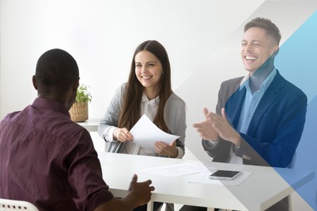 Una imagen de reunión profesional para acompañar un artículo sobre la contratación a través de un empleador registrado en Francia.