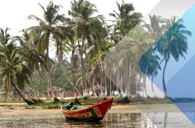 Un barco rojo flota en un río de la costa ghanesa para ilustrar un artículo sobre empleador registrado en Ghana. Foto de Yoel Winkler en Unsplash.