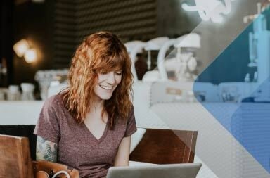 Mujer frente a una computadora personal para ilustrar un artículo sobre el networking digital. Foto de Brooke Cagle en Unsplash