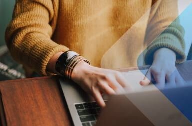 El networking digital permite conocer profesionales de tu área desde casa. Foto de Christin Hume en Unsplash