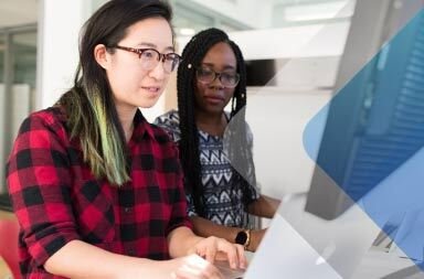 Dos mujeres ante un ordenador para ilustrar un artículo sobre contratación internacional. Por Christina @ wocintechchat.com en Unsplash.