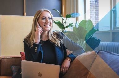 Mujer al teléfono para ilustrar un artículo sobre reclutamiento y selección de personal internacional. Foto de Magnet Me en Unsplash.