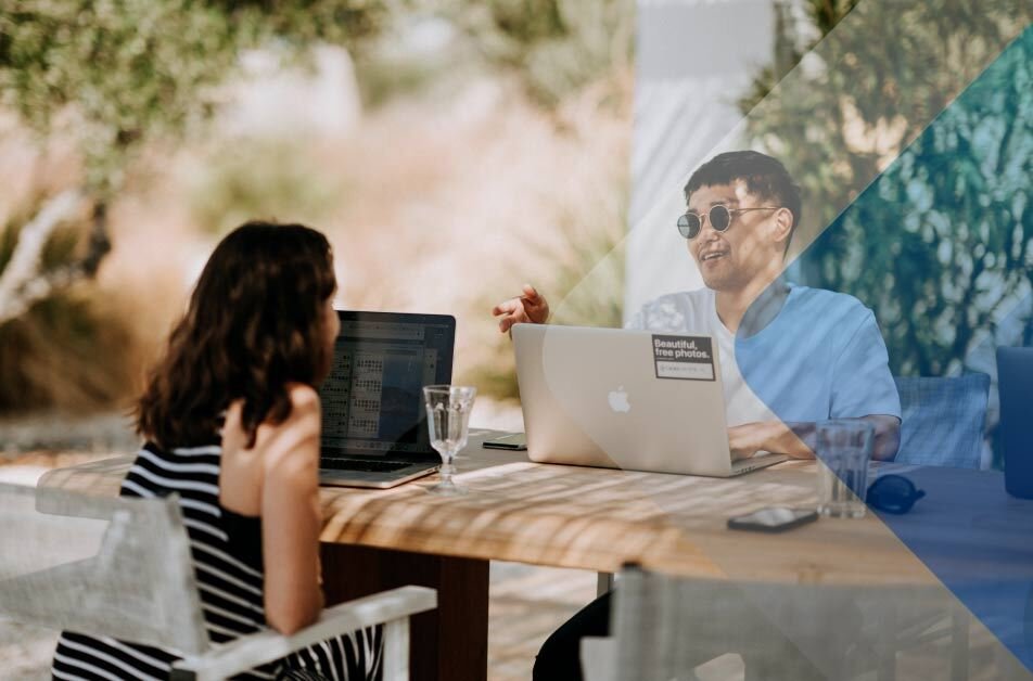 Two people at a table to illustrate how you would overcome communication challenges on a remote team. Photo by Unsplash on the site Unsplash