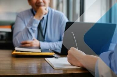 Imagem de banco de imagens de uma pessoa sendo entrevistada para acompanhar o artigo da Serviap Global sobre os benefícios de terceirizar seu processo de recrutamento e seleção. Fonte: Pexels