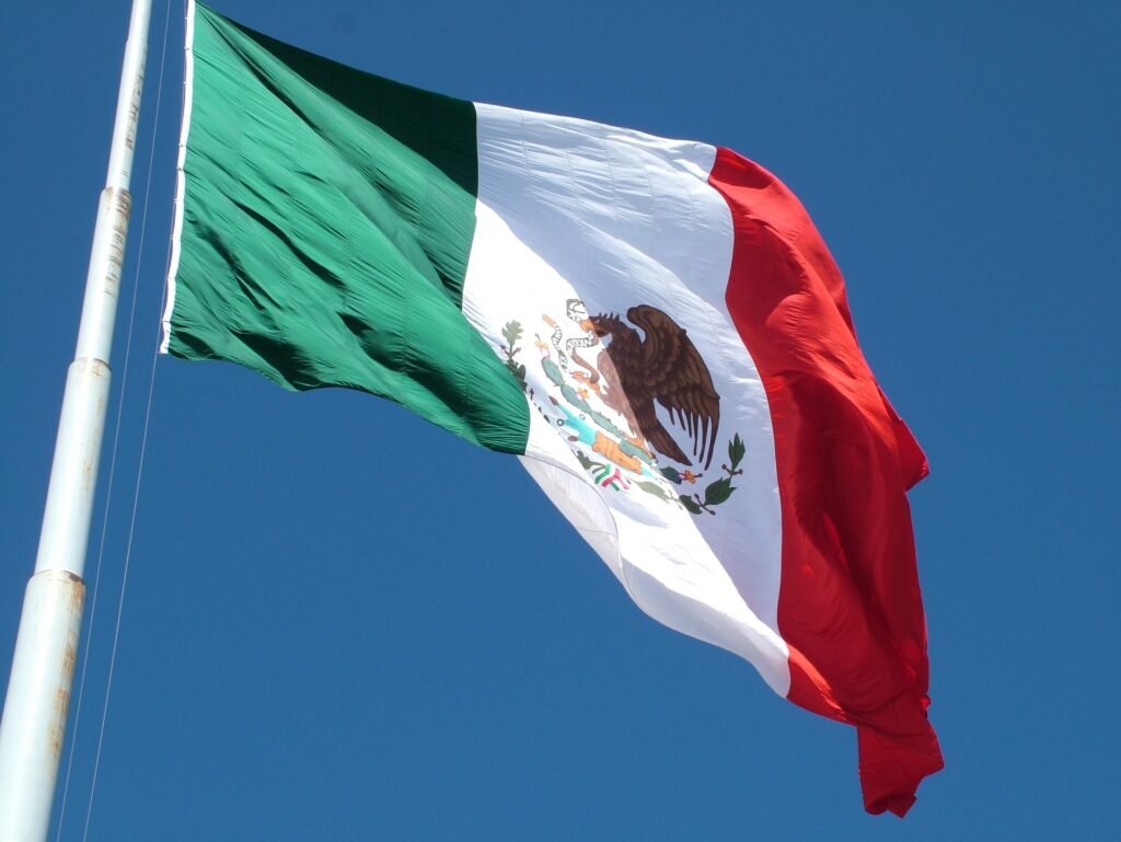 Bandeira do México ilustrando a opinião de Blanya Correal sobre as principais atrações do México para empresas que desejam implementar o nearshoring