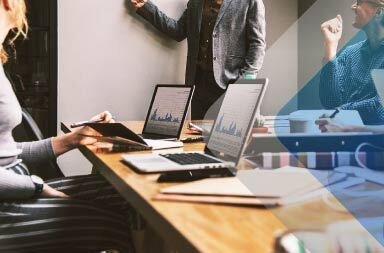 Reunião de equipe falando sobre negócios, ilustrando a colaboração entre funcionários em tempo integral e prestadores de serviços internacionais