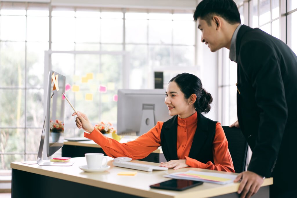 Empleados de una oficina calculando juntos el pago del salario 13.