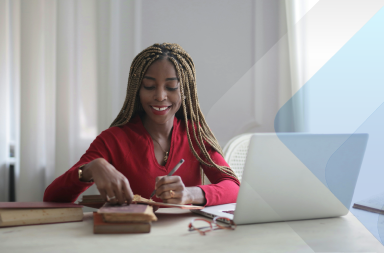 Mulher trabalhando em um escritório em casa, calculando o pagamento remoto.